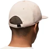 Gorra Jordan Flight Pro de cinco paneles color beige, con diseño sin estructura y bordado frontal con el texto "Flight" y el logotipo Jumpman en color blanco.