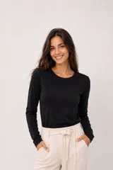 Remera de manga larga con escote redondo, confeccionada en tela suave y liviana con un calce cómodo y versátil.