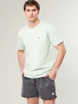 Short de baño azul con cintura elástica y cordón ajustable.