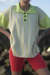 Biker de tejido de punto en color coral, con cintura elástica y cordón ajustable. Presenta un diseño de corte recto y acabado artesanal.