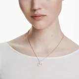 Colgante con baño de oro rosa, con dije circular con pavé de circonitas blancas y dos circonitas más grandes engastadas en la parte superior.