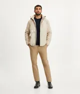 Pantalón de vestir color beige, corte slim fit, confeccionado en tejido de sarga de algodón y elastano. Marca Preston Field.