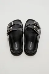 Sandalias planas de mujer con doble tira ancha en el empeine, hebillas metálicas plateadas y textura símil cocodrilo.