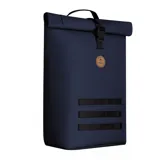 Mochila azul marino con sistema de cierre enrollable y hebilla de ajuste. Tiene un bolsillo frontal con logo de la marca, tres tiras horizontales con presillas y asa superior.