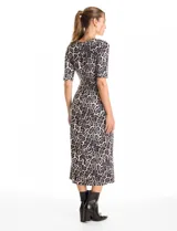 Vestido midi de seda fría con estampado animal print en tonos grises y negros. Presenta cuello redondo, mangas tres cuartos y un lazo lateral ajustable en la cintura que crea un efecto drapeado.