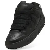 Championes urbanos de diseño robusto en color negro total. Presentan una silueta voluminosa con cordones gruesos, detalles de paneles superpuestos y una suela de plataforma con grabados en relieve.