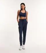 Pantalón de jogging deportivo azul con cintura ajustable con cordón, bolsillos laterales y tobillos ajustados.