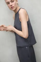 Musculosa de lino color blanco, con cuello redondo y silueta holgada. Prenda fresca y ligera confeccionada con una mezcla de lino y lino reciclado.