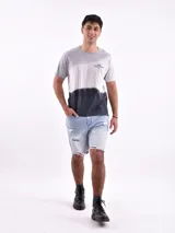 Remera de hombre gris con degradé blanco y negro, corte regular y cuello redondo.