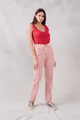 Pantalón de jean de corte recto, tiro medio, con estampado a rayas verticales rojas y crudas y cierre frontal con botones.
