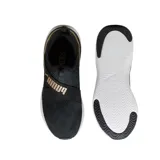 Championes negros sin cordones, con tecnología SOFTRIDE, suela blanca y detalles dorados.