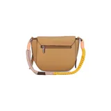 Cartera tipo bandolera negra de formato compacto, con solapa frontal, líneas curvas y correa de hombro tejida multicolor en tonos turquesa y fucsia.
