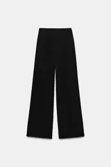 Pantalón de tiro alto color negro, confeccionado en tejido fluido, de pierna ancha y corte recto.