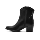 Bota texana negra de cuero sintético con detalles de tachas plateadas y estrella en el lateral.