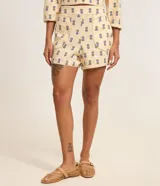 Short de tiro alto confeccionado en mezcla de viscosa y lino, con estampado de piñas pequeñas. Presenta bolsillos frontales redondeados y cintura con elástico en la parte posterior.