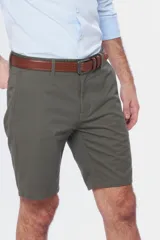 Bermuda gris con bolsillos laterales y traseros.