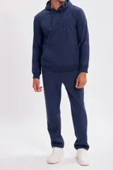 Canguro deportivo de color azul marino, con capucha ajustable mediante cordones y bolsillo frontal tipo canguro. Presenta puños y ruedo acanalados para un mejor ajuste.