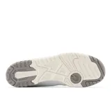 Championes urbanos New Balance modelo BB550SWA, de cuero blanco con detalles en gris.