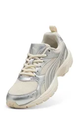 Championes deportivos Puma modelo Milenio Tech LT, en color beige con detalles metalizados en tono plateado. Cuenta con diseño de malla transpirable, cordones al tono y suela robusta con amortiguación.