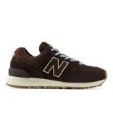 Championes urbanos New Balance modelo 574, color marrón con detalles en celeste y suela color crema. Confeccionados en cuero, presentan el logo N característico en los laterales y entresuela con tecnología ENCAP para mayor amortiguación y sujeción.