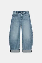 Jeans de tiro medio y corte balloon leg con efecto lavado, bolsillos clásicos y botamanga con vuelta.