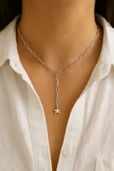 Gargantilla plateada con cadena de eslabones alargados y dije colgante de estrella.