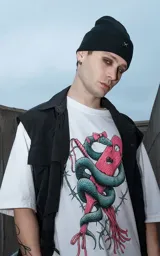 Remera blanca de corte holgado con estampa frontal que presenta una serpiente entrelazada con un corazón y detalles de alambre de púas.