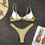 Conjunto de bikini plateado brillante, con corpiño con aros y bombacha tipo tanga.