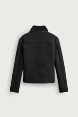 Campera estilo cazadora color marrón de corte cropped, confeccionada en tejido efecto piel con interior de borreguillo a tono. Cuenta con cuello solapa, manga larga, bolsillos de plastrón en el pecho con solapa y botones, bolsillos de vivo en la cadera y cierre frontal de botonadura.
