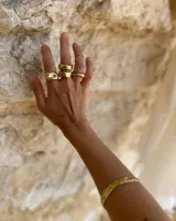 Esclava rígida de diseño artesanal con textura irregular y acabado metálico, ideal para uso diario.