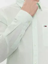 Camisa de manga larga Tommy Jeans, color verde claro, de corte regular, con bolsillo de parche en el pecho y logo bordado.