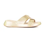 Sandalia casual dorada con plataforma y tiras cruzadas.