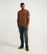 Remera de media malla verde militar con cuello redondo y mangas cortas, de corte clásico.