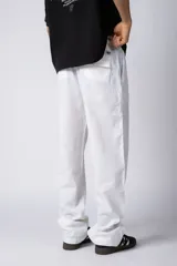 Pantalon de corte recto y holgado, confeccionado en mezcla de lino y algodón. Presenta cintura elastizada con cordón interno para ajuste y bolsillos laterales amplios.