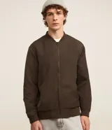 Campera bomber negra para hombre, confeccionada en poliéster con cierre frontal de cremallera, cuello, puños y dobladillo elásticos acanalados, y bolsillos laterales.