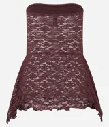 Blusa strapless confeccionada en encaje negro con diseño de bajo asimétrico con puntas diferenciadas. Presenta escote recto y forro interior.