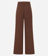 Pantalón de vestir marrón chocolate, de corte recto, con cintura alta, trabillas para cinturón, cierre con botón y cremallera, pliegues frontales y cinturón con hebilla.