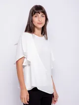 Top rosado de mangas cortas con volados, cuello redondo y detalle diagonal en el frente.