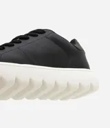 Championes Viko de diseño minimalista con acabado liso, capellada de poliuretano color negro, cordones al tono y suela bold volumosa de color blanco.