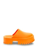 Zueco tipo mule color naranja, con plataforma y suela track.