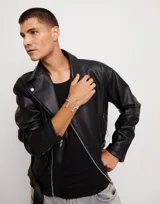 Pulsera rígida de metal plateado marca Uno de 50, con dos barras verticales en los extremos.