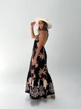 Vestido largo de algodón italiano con estampado floral, escote en V, espalda descubierta con elástico y tiras para atar al cuello.