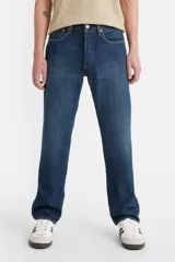 Pantalón de jean azul oscuro, de corte recto, con tiro medio y cierre de botones.