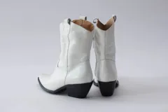 Botas de estilo western (texanas) de caña media, color blanco, confeccionadas en cuero. Presentan bordados decorativos en la caña y puntera cuadrada. Cuentan con cierre lateral y taco de altura media.