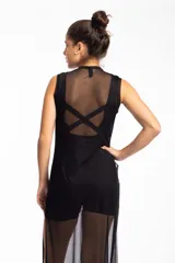 Vestido largo de tul negro, sin mangas, con cuello alto y aberturas laterales. Incluye un vestido corto negro debajo.