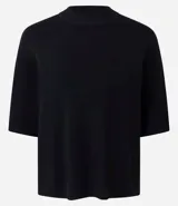 Blusa de punto de corte holgado, color negro, con cuello redondo elevado y mangas cortas amplias con sisa desplazada.