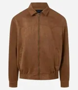 Campera masculina de estilo casual con cuello inglés, cierre frontal por cremallera, bolsillos laterales y ajuste elástico en el bajo. Presenta detalles de recortes en la parte superior delantera.