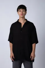 Camisa de manga corta con cuello cubano, confeccionada en fibrana premium. Presenta un corte oversize y cierre frontal con botones al tono.