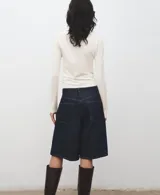 Jersey Rira de punto fino, color blanco crudo, con cuello redondo, diseño entallado y manga larga.