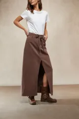 Falda larga de denim color marrón chocolate, tiro alto, con lazo de ajuste en la cintura y abertura frontal pronunciada.
